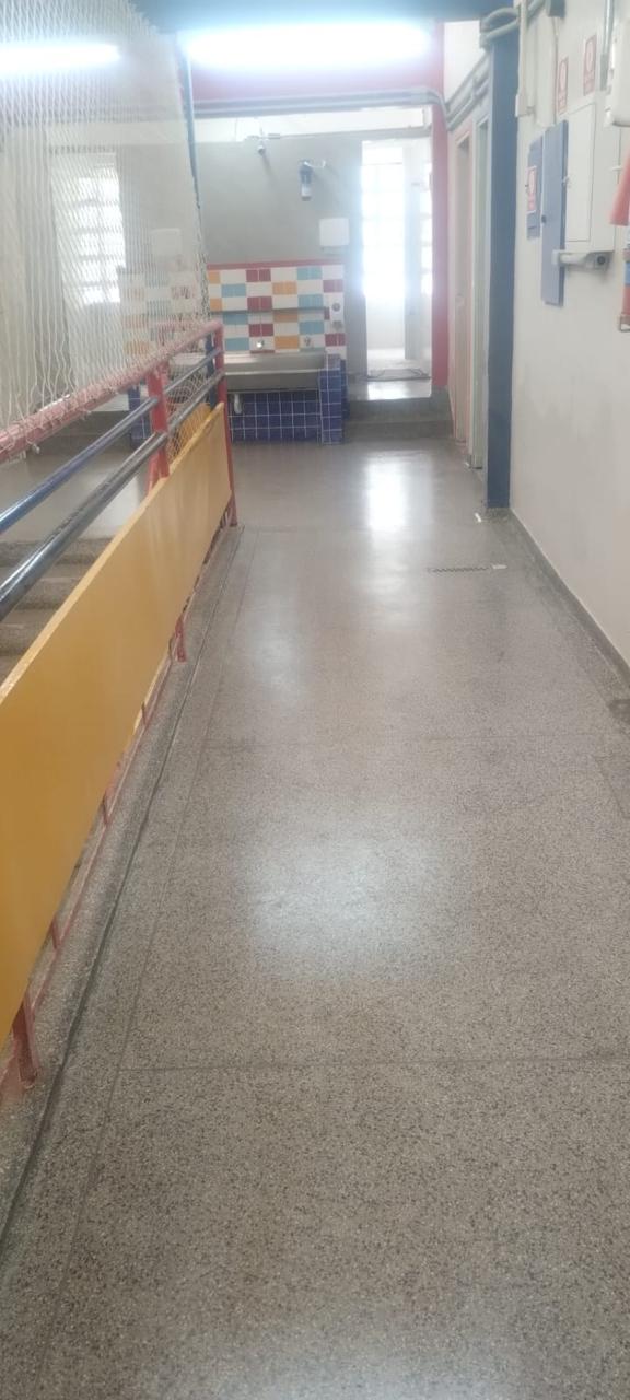 Hall corporativo com piso granilite cinza executado pela RW Mamedio