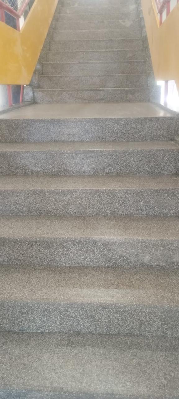 Área residencial com piso granilite claro