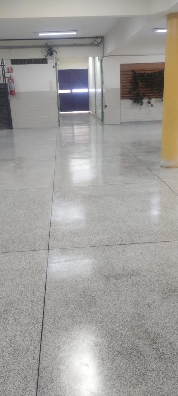 Recepção de clínica com piso granilite bege