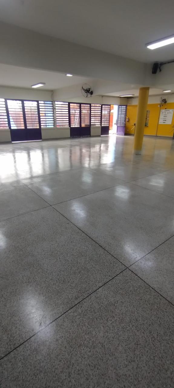 Loja conceito com piso granilite grafite