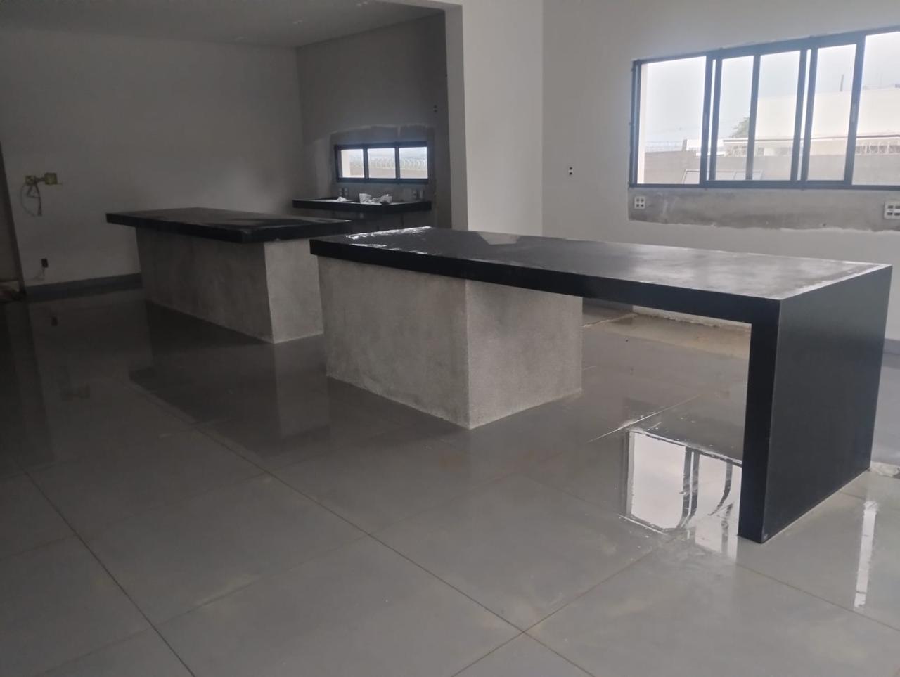 Projeto de interiores RW Mamedio com granilite e marcenaria sob medida